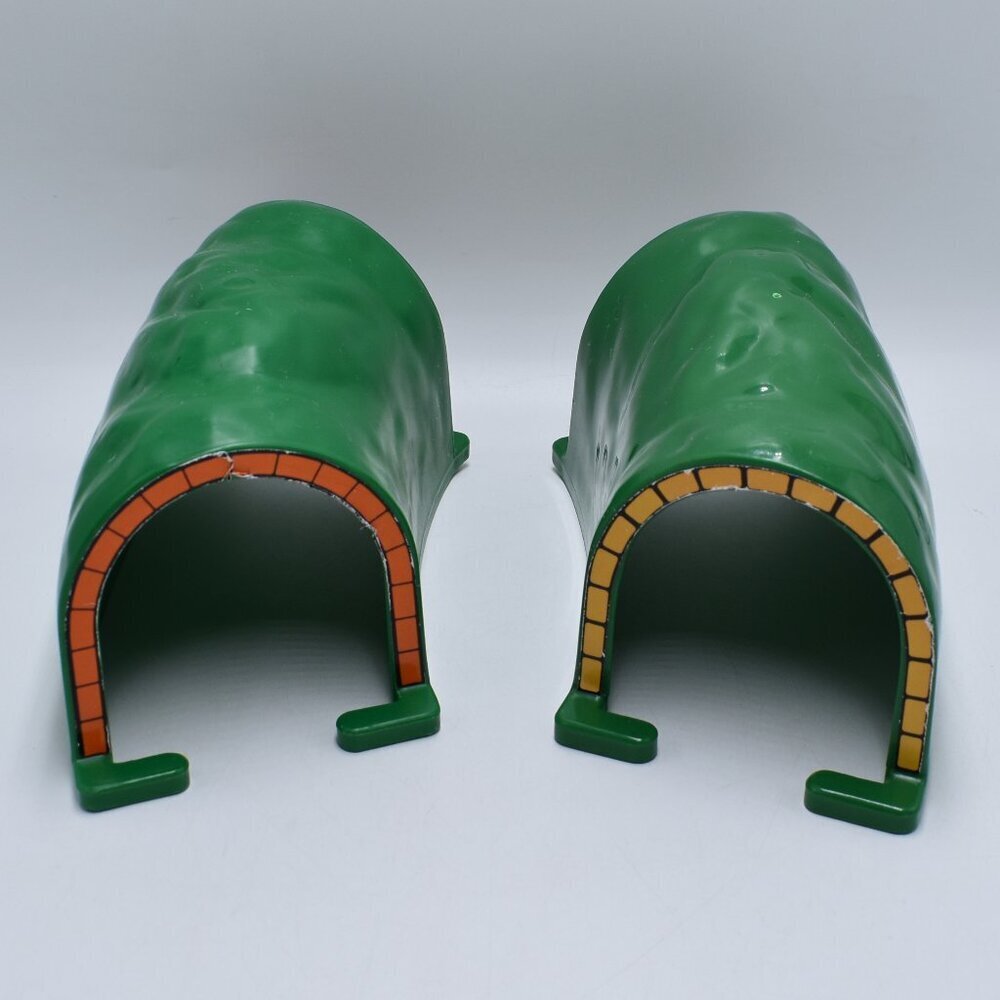 Tomy Thomas and Friends Trackmaster Train x 2 Curved Green Mountain Tunnel 2001